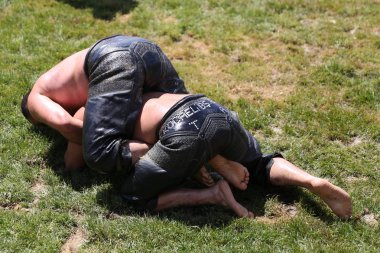 Istanbul, Türkiye - 12 Mayıs 2018: Petrol güreşçiler Etnospor Kültür Festivali sırasında rekabet. Yağlı güreş yağlı güreş olarak da bilinir Türk geleneksel spor dalıdır.