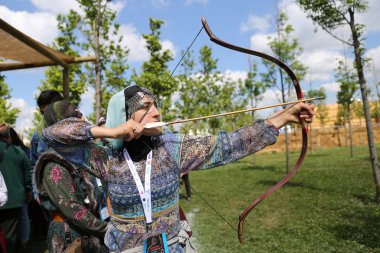 Istanbul, Türkiye - 12 Mayıs 2018: Okçuluk yarışması Etnospor Kültür Festivali sırasında