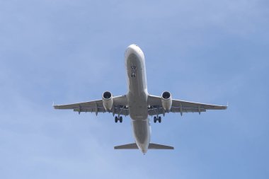 Istanbul, Türkiye - 10 Mart 2018: Türk Hava Yolları'nın Airbus A321-Istanbul Atatürk Havaalanına iniş 231 (Cn 6822). Senin 328 filo büyüklüğü ve 302 hedefleri Türkiye'nin bayrak taşıyıcı