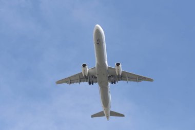 Istanbul, Türkiye - 10 Mart 2018: Türk Hava Yolları'nın Airbus A321-Istanbul Atatürk Havaalanına iniş 231 (Cn 6822). Senin 328 filo büyüklüğü ve 302 hedefleri Türkiye'nin bayrak taşıyıcı