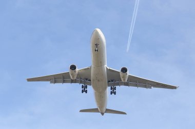 Istanbul, Türkiye - 10 Mart 2018: Suudi Arabistan hava yolları'nın Airbus A330-Istanbul Atatürk Havaalanına iniş 343e (Cn 1726). Suudi 198 filo büyüklüğü ve 89 hedefleri vardır