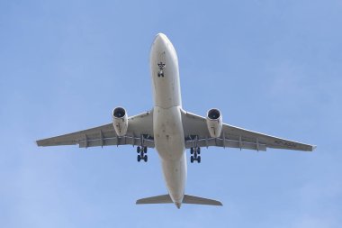 Istanbul, Türkiye - 10 Mart 2018: Suudi Arabistan hava yolları'nın Airbus A330-Istanbul Atatürk Havaalanına iniş 343 (Cn 1797). Suudi 198 filo büyüklüğü ve 89 hedefleri vardır