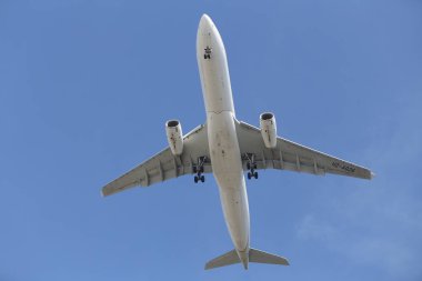 Istanbul, Türkiye - 10 Mart 2018: Suudi Arabistan hava yolları'nın Airbus A330-Istanbul Atatürk Havaalanına iniş 343 (Cn 1797). Suudi 198 filo büyüklüğü ve 89 hedefleri vardır