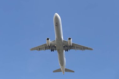 Istanbul, Türkiye - 10 Mart 2018: Türk Hava Yolları'nın Airbus A321-Istanbul Atatürk Havaalanına iniş 231 (Cn 6508). Senin 328 filo büyüklüğü ve 302 hedefleri Türkiye'nin bayrak taşıyıcı