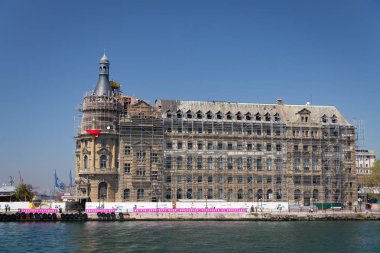 Istanbul, Türkiye - 22 Nisan 2018: Haydarpaşa Tren İstasyonu çatı yangından sonra geri yükleniyor. İstasyonu 1909 yılında inşa edilmiştir.