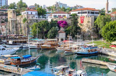 Antalya, Türkiye - 20 Mayıs 2018: Tekneler Antalya şehrinin eski Harbour.