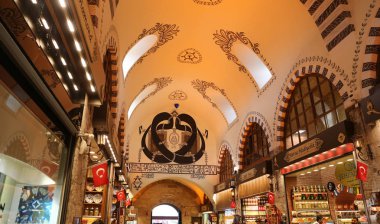 Istanbul, Türkiye - 26 Mayıs 2018: Mısır Çarşısı alışveriş insanlar. Mısır Çarşısı Istanbul'daki en eski çarşı biridir.