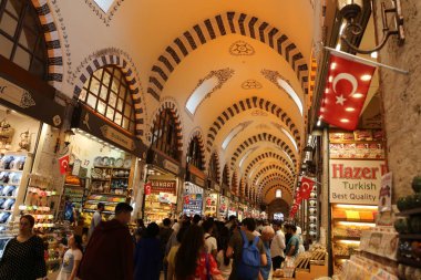 Istanbul, Türkiye - 26 Mayıs 2018: Mısır Çarşısı alışveriş insanlar. Mısır Çarşısı Istanbul'daki en eski çarşı biridir.