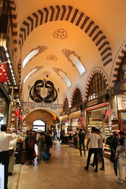 Istanbul, Türkiye - 26 Mayıs 2018: Mısır Çarşısı alışveriş insanlar. Mısır Çarşısı Istanbul'daki en eski çarşı biridir.