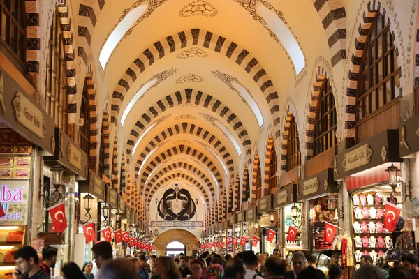 Istanbul Turquía Mayo 2018 Gente Comprando Spice Bazaar Bazar Las — Foto de Stock