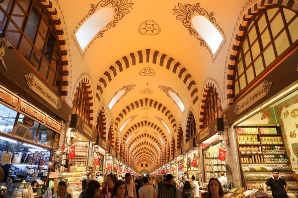 Istanbul Turecko Května 2018 Lidé Nakupovat Bazar Kořením Bazar Kořením — Stock fotografie
