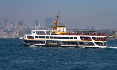 Istanbul, Türkiye - 22 Nisan 2018: Şehir hatları rotasının görüntüler feribot boğaz içinde. Şehir hatları rotasının görüntüler 1844 yılında kurulmuş ve şimdi bir gün 150.000 yolcu taşımak.