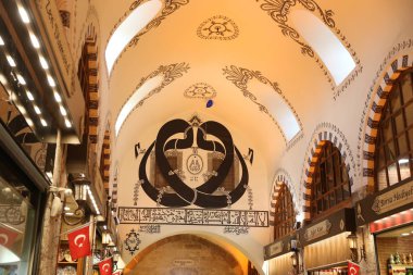 Istanbul, Türkiye - 26 Mayıs 2018: Mısır Çarşısı alışveriş insanlar. Mısır Çarşısı Istanbul'daki en eski çarşı biridir.