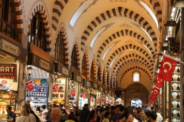 Istanbul, Türkiye - 26 Mayıs 2018: Mısır Çarşısı alışveriş insanlar. Mısır Çarşısı Istanbul'daki en eski çarşı biridir.