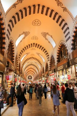 Istanbul, Türkiye - 26 Mayıs 2018: Mısır Çarşısı alışveriş insanlar. Mısır Çarşısı Istanbul'daki en eski çarşı biridir.