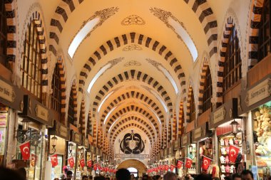 Istanbul, Türkiye - 26 Mayıs 2018: Mısır Çarşısı alışveriş insanlar. Mısır Çarşısı Istanbul'daki en eski çarşı biridir.