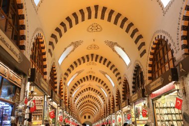 Istanbul, Türkiye - 26 Mayıs 2018: Mısır Çarşısı alışveriş insanlar. Mısır Çarşısı Istanbul'daki en eski çarşı biridir.