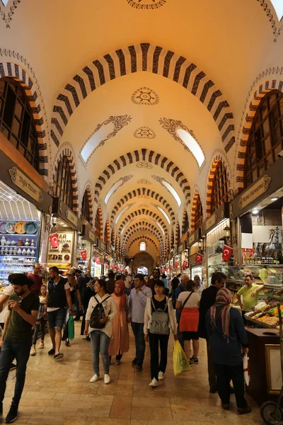 Istanbul Turquía Mayo 2018 Gente Comprando Spice Bazaar Bazar Las — Foto de Stock