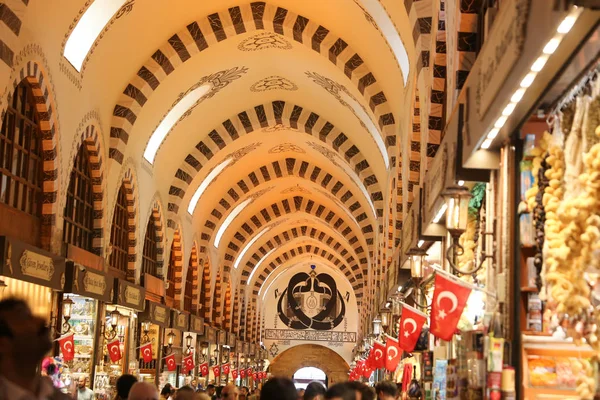 土耳其伊斯坦布尔 2018年5月26日 人们在香料集市购物 香料集市是伊斯坦布尔最古老的集市之一 — 图库照片
