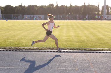 Istanbul, Türkiye - 02 Haziran 2018: Türk atletizm u-18 Şampiyonası sırasında çalışan tanımsız atlet
