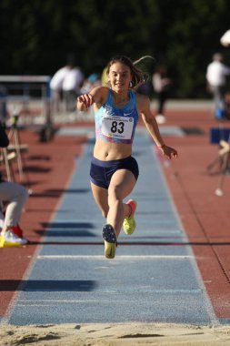 Istanbul, Türkiye - 02 Haziran 2018: Türk atletizm u-18 Şampiyonası sırasında atlama tanımsız atlet Üçlü