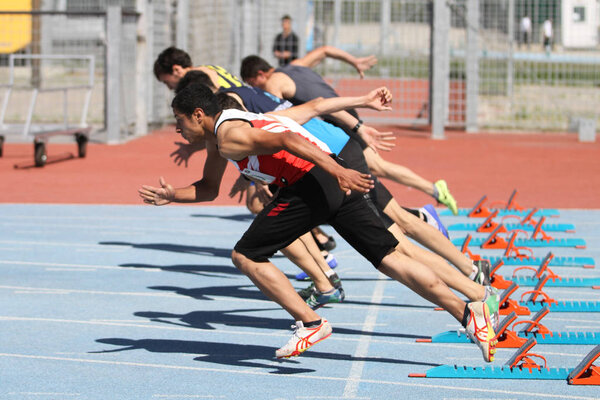 ISTANBUL, TURKEY - ИЮНЬ 02, 2018: Спортсмены бегут 100 метров во время Чемпионата Турции по лёгкой атлетике до 18 лет
