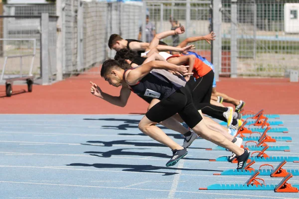 土耳其伊斯坦布尔 2018年6月02日 在土耳其田径 U18 锦标赛中 运动员跑100米 — 图库照片