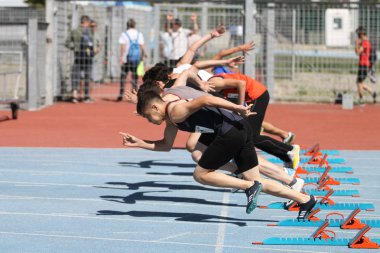 Istanbul, Türkiye - 02 Haziran 2018: 100 metre Türkiye Atletizm u-18 Şampiyonası sırasında çalışan sporcular