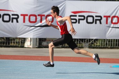 Istanbul, Türkiye - 02 Haziran 2018: Türk atletizm u-18 Şampiyonası sırasında çalışan tanımsız atlet