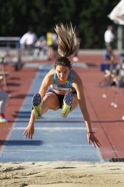 Istanbul, Türkiye - 02 Haziran 2018: Türk atletizm u-18 Şampiyonası sırasında atlama tanımsız atlet Üçlü
