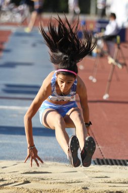 Istanbul, Türkiye - 02 Haziran 2018: Türk atletizm u-18 Şampiyonası sırasında atlama tanımsız atlet Üçlü