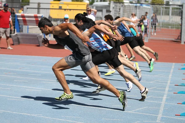 土耳其伊斯坦布尔 2018年6月02日 在土耳其田径 U18 锦标赛中 运动员跑100米 — 图库照片