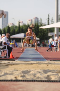 Istanbul, Türkiye - 09 Haziran 2018: Tanımsız atlet Balkan u-18 Atletizm Şampiyonası sırasında atlama uzun