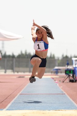 Istanbul, Türkiye - 09 Haziran 2018: Balkan u-18 Atletizm Şampiyonası sırasında atlama tanımsız atlet Üçlü