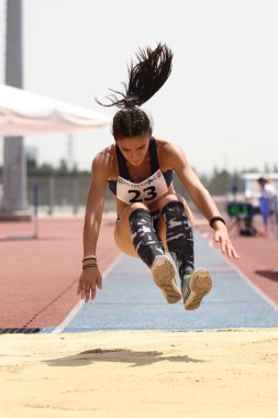 Istanbul, Türkiye - 09 Haziran 2018: Balkan u-18 Atletizm Şampiyonası sırasında atlama tanımsız atlet Üçlü