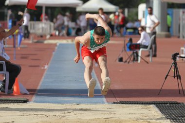 Istanbul, Türkiye - 09 Haziran 2018: Tanımsız atlet Balkan u-18 Atletizm Şampiyonası sırasında atlama uzun
