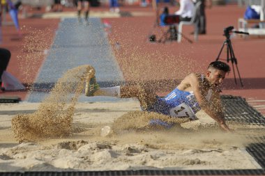 Istanbul, Türkiye - 09 Haziran 2018: Tanımsız atlet Balkan u-18 Atletizm Şampiyonası sırasında atlama uzun