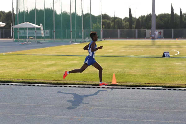 土耳其伊斯坦布尔 2018年6月09日 在巴尔干 U18 田径锦标赛中未定义的运动员赛跑 — 图库照片
