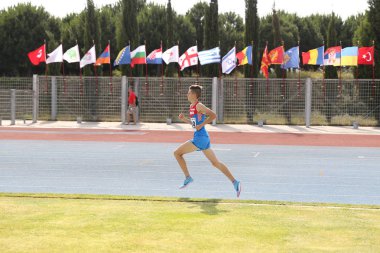 Istanbul, Türkiye - 09 Haziran 2018: Balkan u-18 Atletizm Şampiyonası sırasında çalışan tanımsız atlet