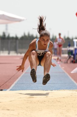 Istanbul, Türkiye - 09 Haziran 2018: Balkan u-18 Atletizm Şampiyonası sırasında atlama tanımsız atlet Üçlü
