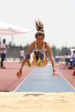 Istanbul, Türkiye - 09 Haziran 2018: Balkan u-18 Atletizm Şampiyonası sırasında atlama tanımsız atlet Üçlü