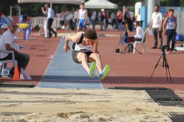 Istanbul, Türkiye - 09 Haziran 2018: Tanımsız atlet Balkan u-18 Atletizm Şampiyonası sırasında atlama uzun