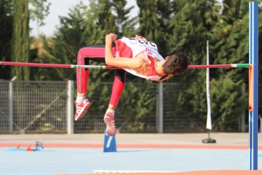 Istanbul, Türkiye - 09 Haziran 2018: Tanımsız atlet Balkan u-18 Atletizm Şampiyonası sırasında atlama yüksek