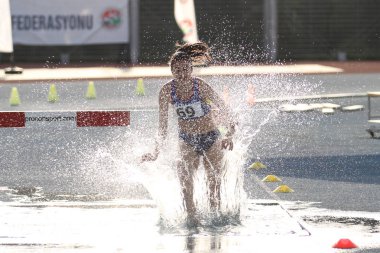 Istanbul, Türkiye - 09 Haziran 2018: Balkan u-18 Atletizm Şampiyonası sırasında çalışan tanımsız atlet
