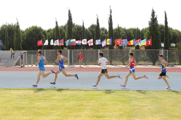 Istanbul, Türkiye - 09 Haziran 2018: Balkan u-18 Atletizm Şampiyonası sırasında çalışan sporcular