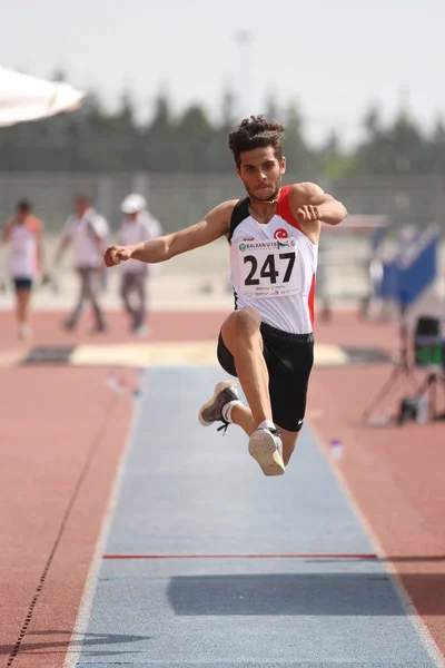 土耳其伊斯坦布尔 2018年6月09日 在巴尔干 U18 田径锦标赛中未定义的运动员三级跳远三跳 — 图库照片