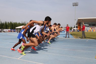 Istanbul, Türkiye - 09 Haziran 2018: Balkan u-18 Atletizm Şampiyonası sırasında çalışan sporcular