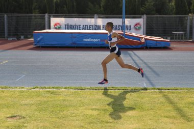 Istanbul, Türkiye - 09 Haziran 2018: Balkan u-18 Atletizm Şampiyonası sırasında çalışan tanımsız atlet