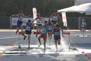 Istanbul, Türkiye - 09 Haziran 2018: Balkan u-18 Atletizm Şampiyonası sırasında çalışan sporcular