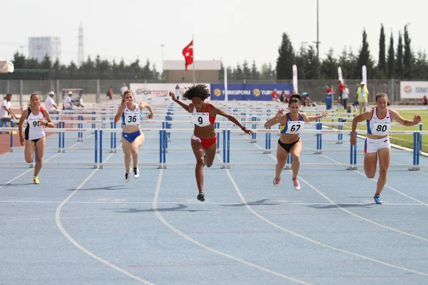 土耳其伊斯坦布尔 2018年6月09日 在巴尔干 U18 田径锦标赛期间 运动员跑110米跨栏 — 图库照片